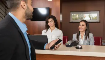 Recepcionista de hotel, habilidades y actitudes