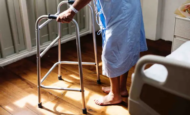 Funciones de un celador: la cara humana de los hospitales