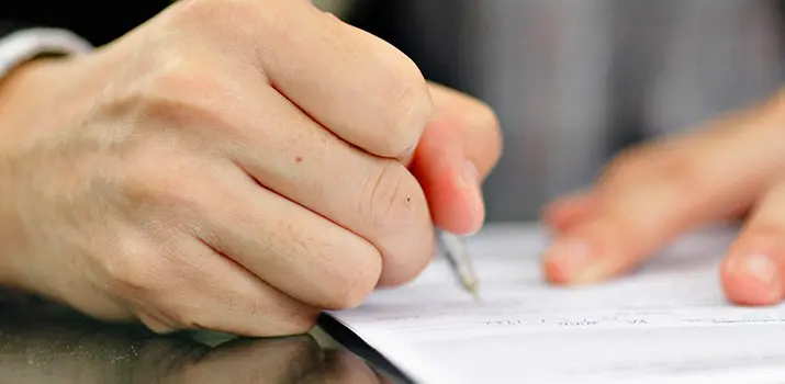 qué puedes hacer con una tarjeta roja de refugiados