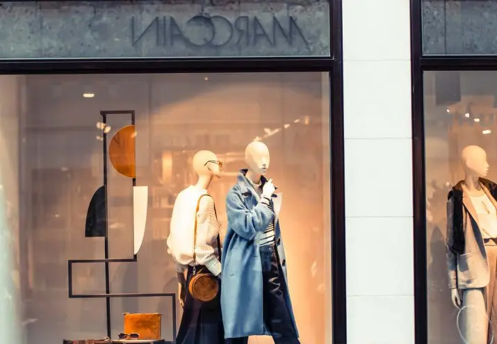 tipos de escaparates, Tipos de escaparates según su presentación, ubicación y finalidad