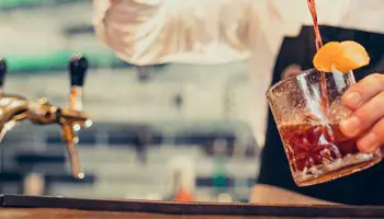 Perfil del barman: competencias profesionales en el sector