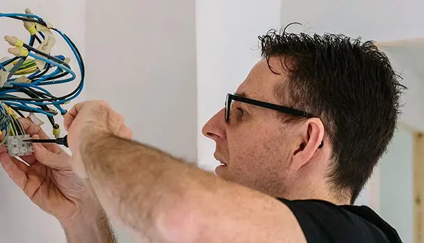 Trabajo de electricista: un puesto clave en la industria