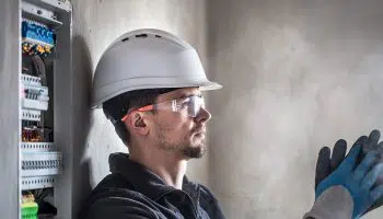 Descubre el salario del oficial de primera electricista: ¿cuánto cobra en 2026?