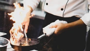 ¿Cuál es la diferencia entre un chef y un cocinero profesional?