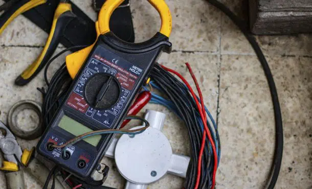 Empleo de auxiliar electromecánico: ¿qué salidas tiene?