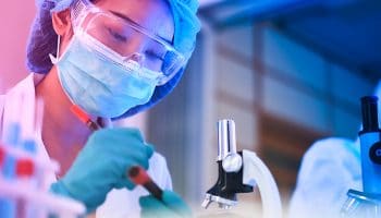 Requisitos para estudiar laboratorio clínico y biomédico: ¿cuáles son?