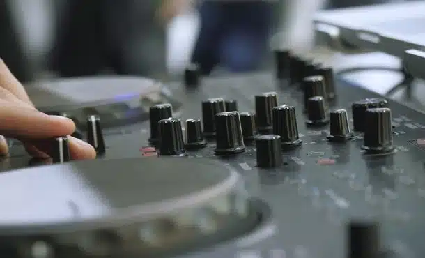 ¿Cómo influye la música en los medios de comunicación?