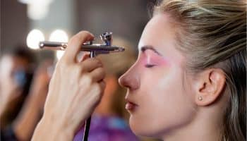 ¿Qué es el aerógrafo en maquillaje?