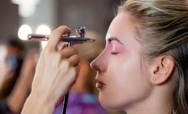 ¿Qué es el aerógrafo en maquillaje?