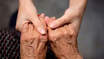 ¿Cómo elegir la mejor formación de cuidadores de adultos mayores?