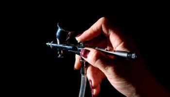 ¿Cómo hacer maquillaje a pistola?