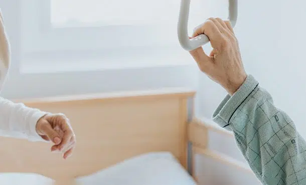 Grúas para enfermos, ¿cómo deben ser?