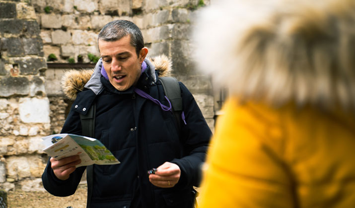 ¿Cómo sacar el carnet de guía turística? Paso a paso - Campus Training