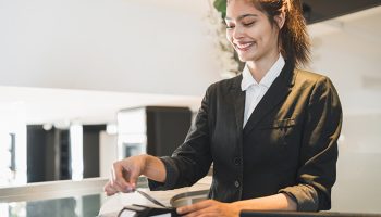 Cualidades, habilidades y características de un recepcionista de hotel