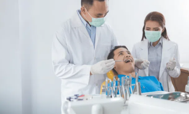 Conoce los riesgos laborales de un higienista dental