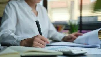 ¿Cuál es la diferencia entre el personal laboral y funcionario?