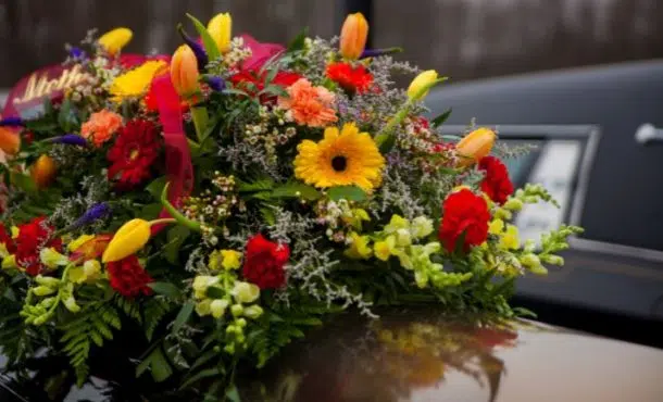 ¿Cómo especializarse en arte floral funerario?