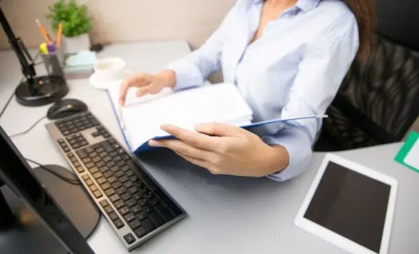 ¿Cómo trabajar como auxiliar administrativo en Correos?