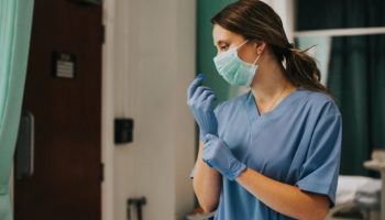 ¿Qué hace un TCAE en consultas externas?