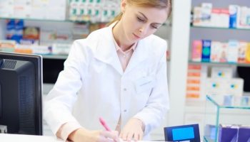 ¿Puede un auxiliar de enfermería trabajar en una farmacia?