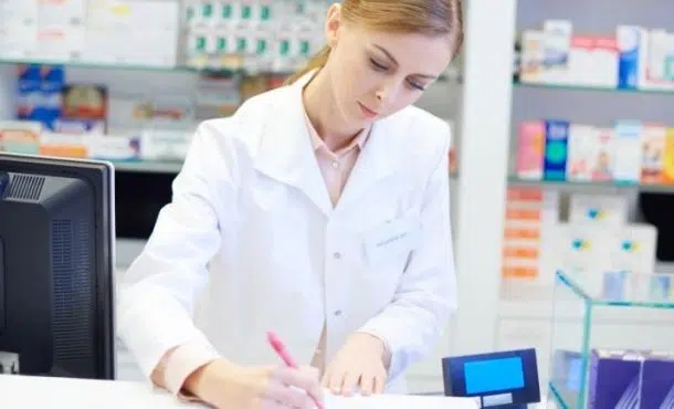 ¿Puede un auxiliar de enfermería trabajar en una farmacia?