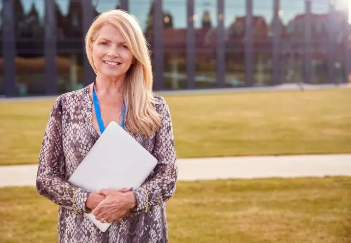 auxiliar administrativo universidad sueldo​