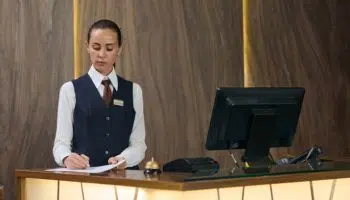 ¿Cómo conseguir empleo como recepcionista sin experiencia?