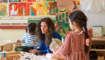 ¿Cómo hacer un currículum para trabajar en una guardería?