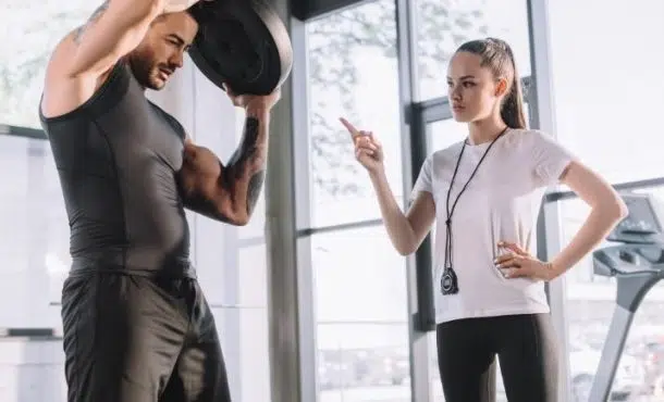 ¿Cómo trabajar de entrenador personal en un gimnasio?