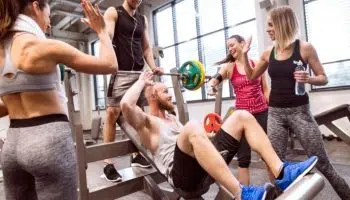 ¿Cómo saber cuántas repeticiones y series hacer para ganar masa muscular?